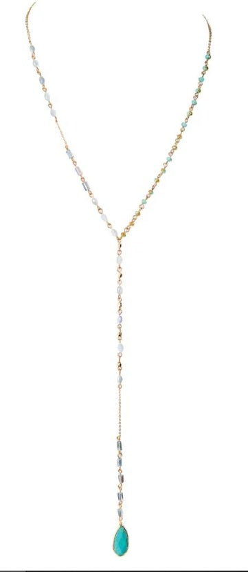Collar con gemas turquesas y cuentas blancas doradas
